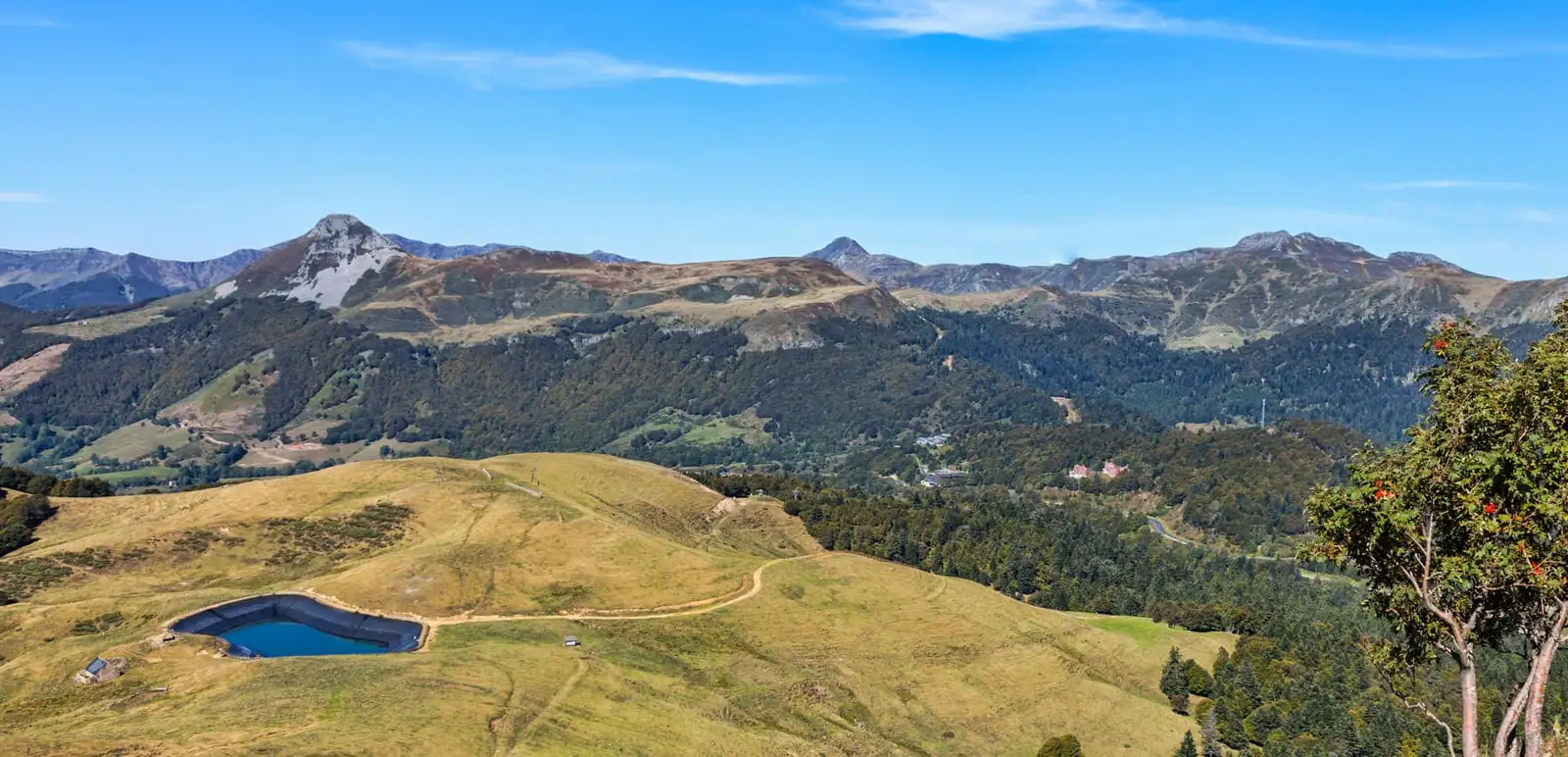 Les monts du Cantal en Auvergne - Fotolia - Provisualsotckcom